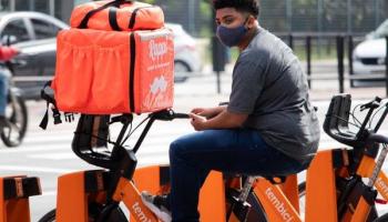 Repartidor de Rappi sentado.