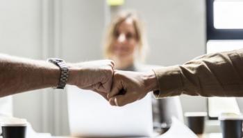 Personas golpeando amigablemente sus manos