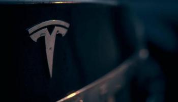 El logo de la reconocida compañía de autos Tesla