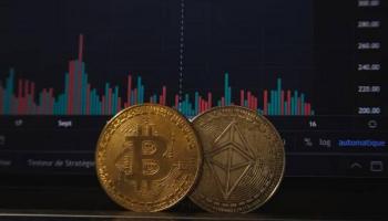 Un BTC y un ETH sobre un gráfico de velas. Conoce qué es un token y para qué sirve.
