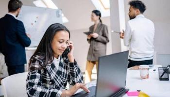 Traders analizando el sistema de finanzas DeFi.