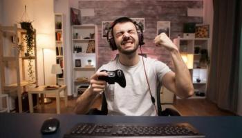 Un joven celebra su victoria en un videojuego y, sumergido en el metaverso, ganó criptos.