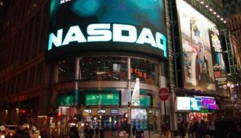 Carteles de NASDAQ en el Times Square, New York.