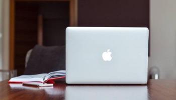 Computadora Apple. Las acciones financieras de la empresa se conocen como AAPL.