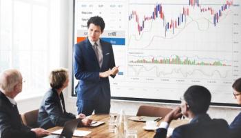 Persona explicando qué es la bolsa de valores Chile.