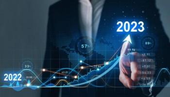 Un empresario dibuja un gráfico que indica cómo invertir en la bolsa.