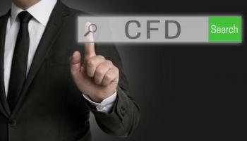 Un hombre con corbata investiga en el buscador qué son CFD.