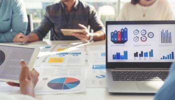 Empresarios observan gráficas y analizan indicador de liquidez.