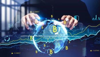 Foto concepto de un hacker que realiza estafas virtuales en el mercado crypto