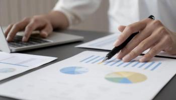 Un empresario analiza documentos con los radios financieros de su compañía.