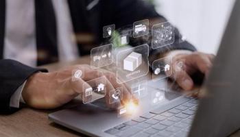 Empresario verifica la cadena de suministro en su laptop con tecnología blockchain.