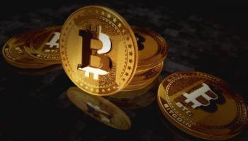 Varias BTC sobre un fondo negro. Te contamos cómo comprar Bitcoin en Perú.