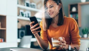 Una joven activa la detección facial en su celular. Esta es una forma de proteger la identidad digital.