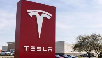 Invertir en Tesla es una opción que atrae a muchos inversores. La imagen muestra una sucursal de la compañía.