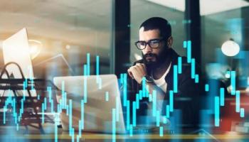 Joven inversión analiza en su computadora gráficas de MANA, la criptomoneda del futuro.