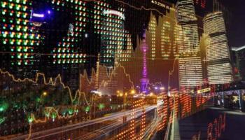 Foto concepto de mercado emergente, Gráficos de tendencia y de fondo Shanghai. 