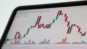 Gráficos de Forex expuestos en una pantalla de laptop desde Metatrader 4. 