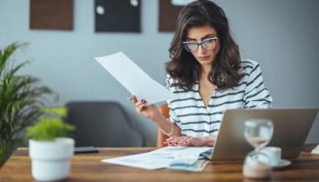 Una mujer revisa su planificación financiera.