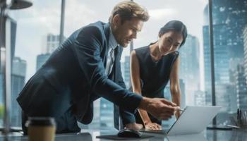 Inversionistas analizan la rentabilidad de una compañía.