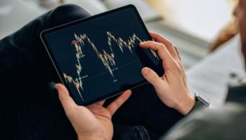 Trader analiza gráficos de tendencia para hacer scalping con mayores probabilidades de éxito.