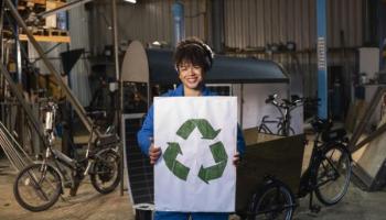 Mujer trabajadora promueve la sostenibilidad y la economía circular.