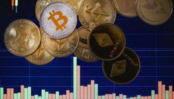 Monedas digitales con un gráfico de velas de fondo. Conoce aquí qué es ICO en criptomonedas.