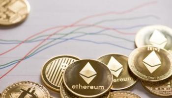 Bitcoin y Ethereum sobre un gráfico que evidencia qué tan seguro es invertir en criptomonedas.