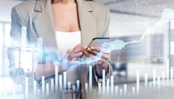 Una inversionista analiza información financiera de lo que es un activo financiero.