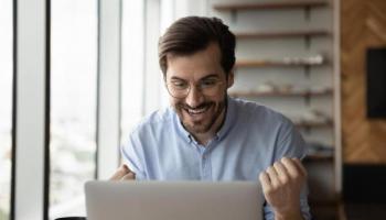 Inversionista celebra tras exitosa operación a través de Libertex, uno de los mejores brókers en Colombia.