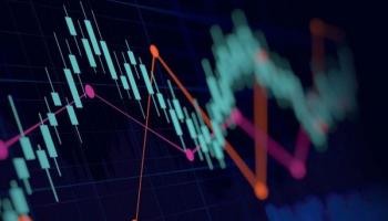 Gráfico financiero proyectado en una pantalla. Conoce todo sobre el patrón doble techo en trading.