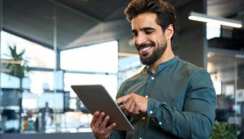 Empresario investiga en su tablet cuáles son los mejores instrumentos de inversión.