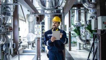 Supervisor en una planta de gas natural, uno de las materias primas más populares para invertir en materias primas.