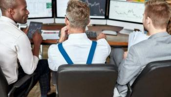 Un grupo de traders analizan en conjunto 