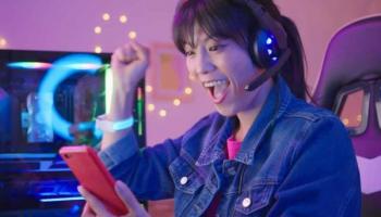 Una trader celebra al ganar dinero con juegos NFT.