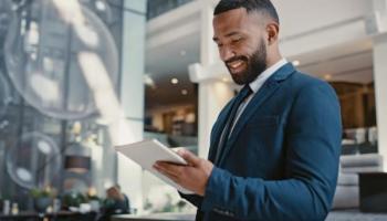 Un hombre de negocios investiga en su tablet cuáles son las mejores opciones para invertir.