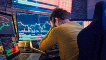 Trader lamenta los resultados de una mala decisión. Conoce la importancia de la psicología del trading.