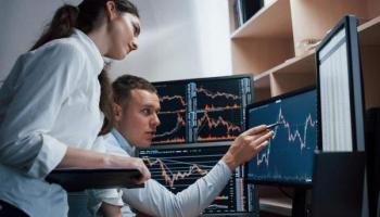 Traders analizan en un gráfico lo que es soporte y resistencia.