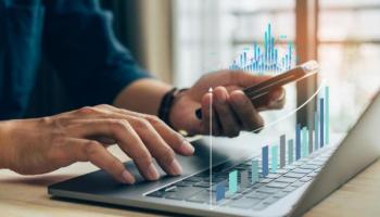 Un empresario indaga en Internet sobre tendencias y tipos de inversión en Colombia.