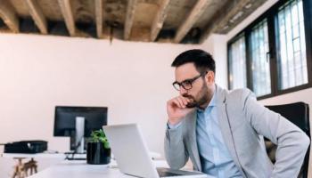 Un inversionista investiga en su laptop todo sobre lo que es un warrant.