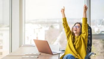 Joven trader feliz después de aprender a invertir.