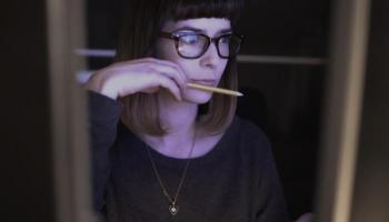 Una trader analiza tendencias de la economía mundial antes de invertir en acciones.