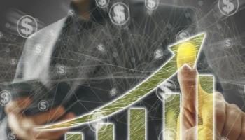 Hombre de negocios analiza un gráfico en una pantalla táctil. Conoce aquí las mejores inversiones en Ecuador.