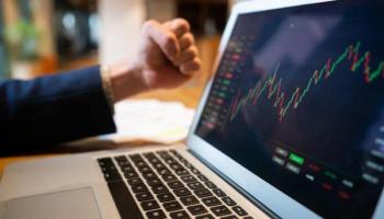 Inversionista observa estadísticas positivas de las mejores acciones para invertir.