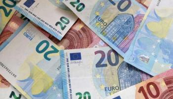 Varios billetes apilados. Descubre por qué es esencial saber el precio del Euro hoy en México.