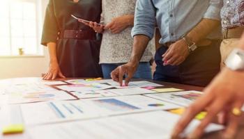 Equipo de inversores analizan gráficas de indicadores macroeconómicos.