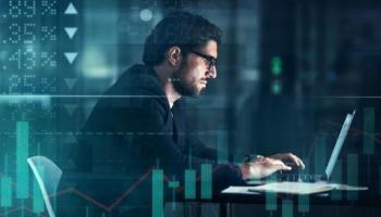 Un inversionista investiga en su laptop sobre mercados financieros.