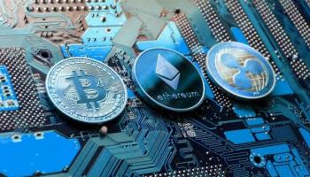 BTC, ETH y XRP sobre la placa de un ordenador. Conoce aquí sobre la aplicación del RSI en las criptomonedas.