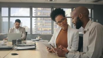 Dos inversionistas hablan sobre diferentes tipos de instrumentos financieros.