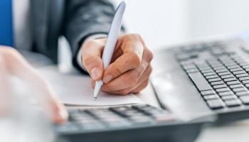 Un hombre de negocios calcula el riesgo de liquidez de un activo.