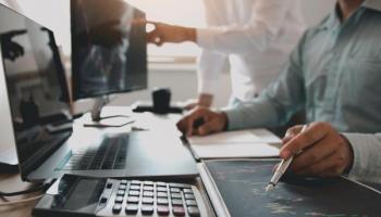 Traders analizan tendencias para definir si invertir o no en el mercado de opciones.